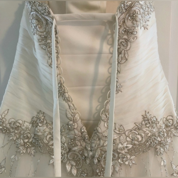 Allure Signature, Classice Ivory, Wedding Gown, Size 18, Swarovski Crystals - Picture 14 of 16